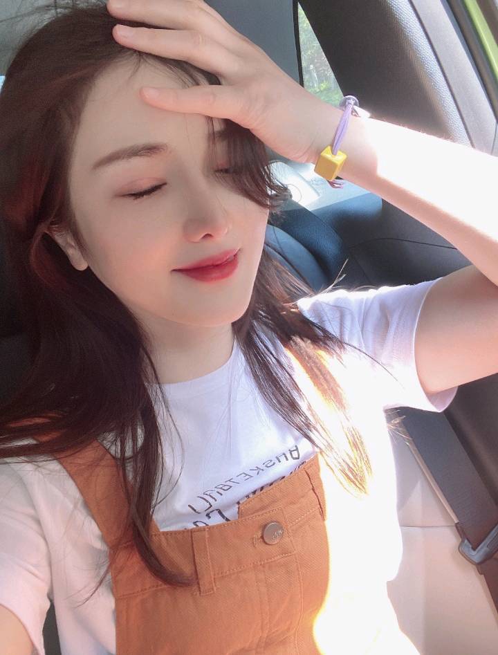 高挑性感主动美女